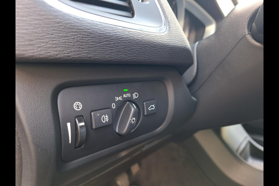 Volvo V40 2.0 T2 Momentum | Full LED | Trekhaak 1500kg | Climate | Navi | CC | Zeer mooi! | occasion