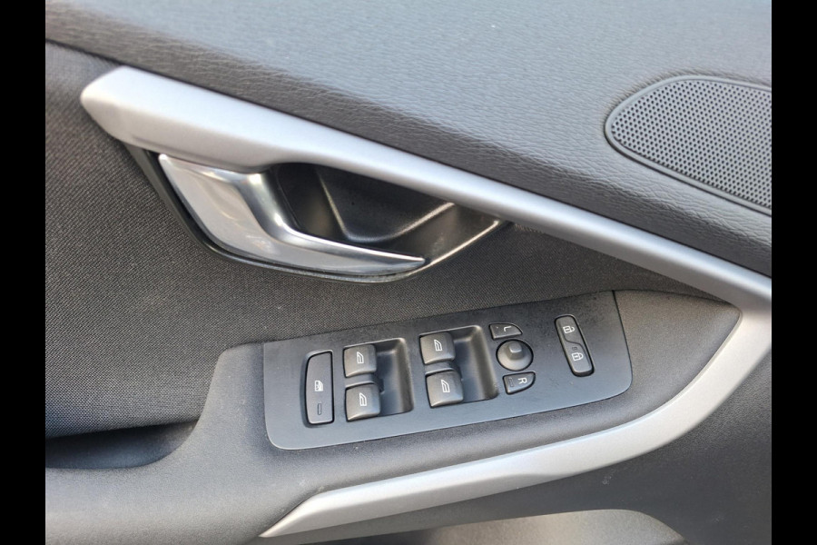 Volvo V40 2.0 T2 Momentum | Full LED | Trekhaak 1500kg | Climate | Navi | CC | Zeer mooi! | occasion