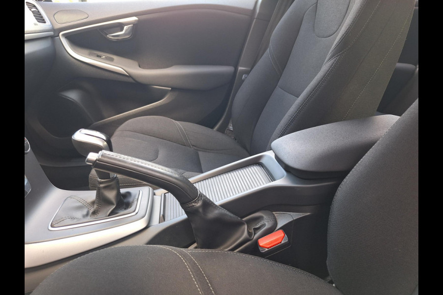 Volvo V40 2.0 T2 Momentum | Full LED | Trekhaak 1500kg | Climate | Navi | CC | Zeer mooi! | occasion