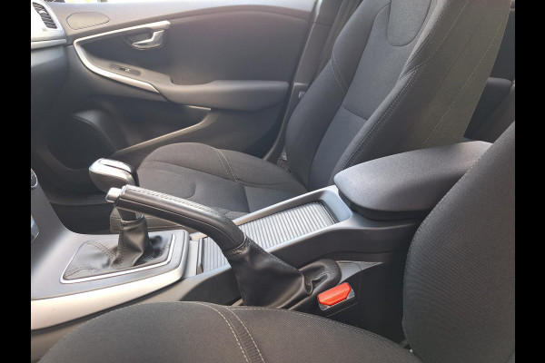 Volvo V40 2.0 T2 Momentum | Full LED | Trekhaak 1500kg | Climate | Navi | CC | Zeer mooi! | occasion