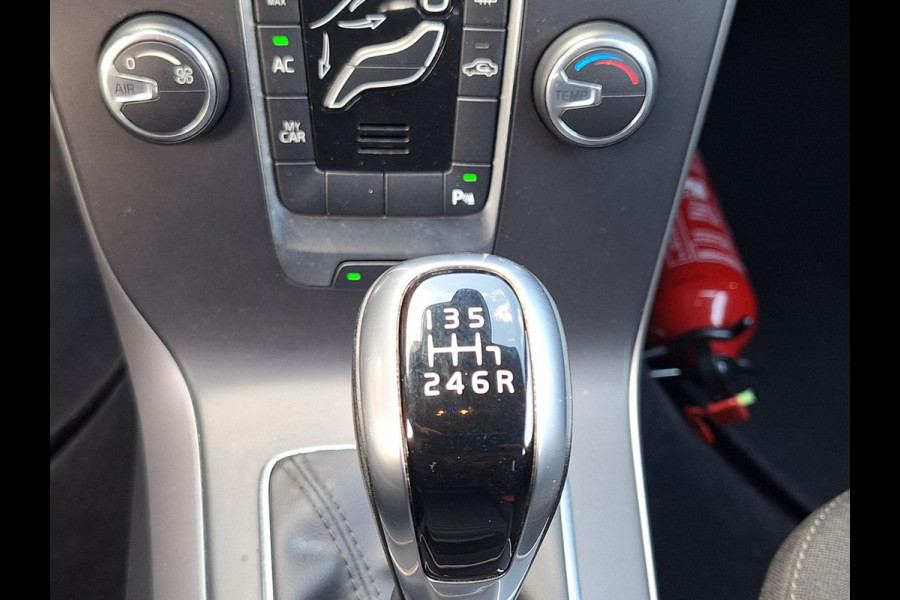 Volvo V40 2.0 T2 Momentum | Full LED | Trekhaak 1500kg | Climate | Navi | CC | Zeer mooi! | occasion