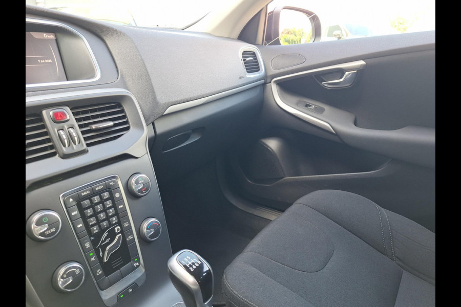 Volvo V40 2.0 T2 Momentum | Full LED | Trekhaak 1500kg | Climate | Navi | CC | Zeer mooi! | occasion