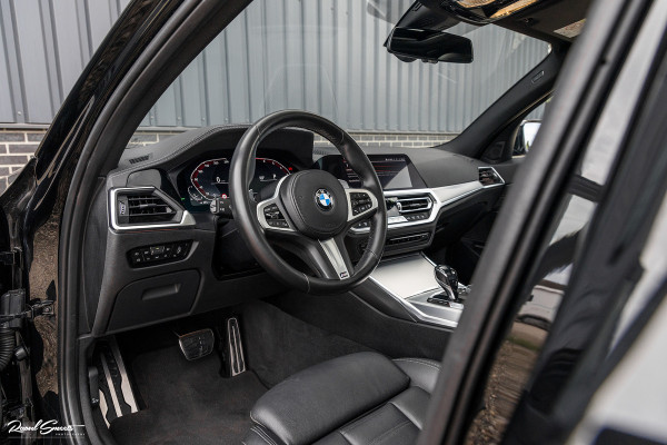 BMW 3 Serie Touring 330i High Executive Edition | M sport Individual | Panorama dak | Cruise Control | Apple carplay | 19 inch | airco separ