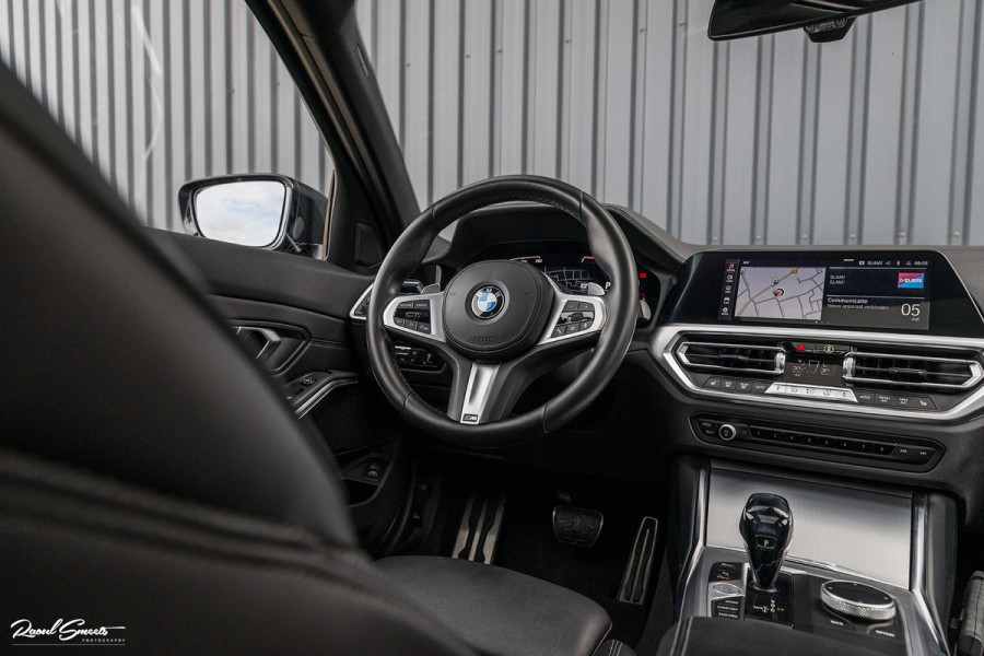 BMW 3 Serie Touring 330i High Executive Edition | M sport Individual | Panorama dak | Cruise Control | Apple carplay | 19 inch | airco separ