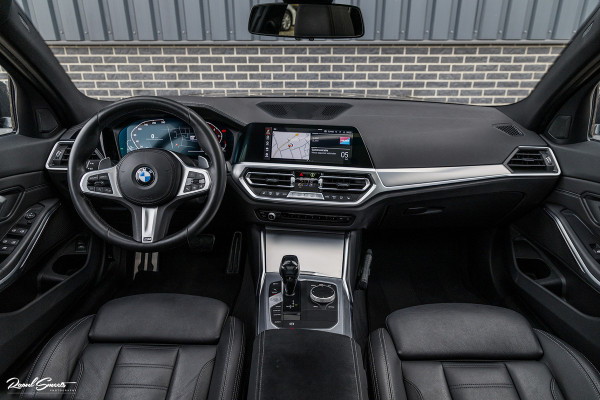 BMW 3 Serie Touring 330i High Executive Edition | M sport Individual | Panorama dak | Cruise Control | Apple carplay | 19 inch | airco separ