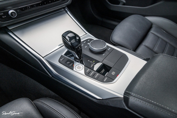 BMW 3 Serie Touring 330i High Executive Edition | M sport Individual | Panorama dak | Cruise Control | Apple carplay | 19 inch | airco separ