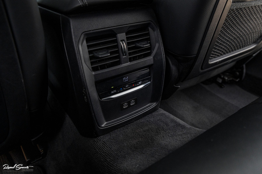 BMW 3 Serie Touring 330i High Executive Edition | M sport Individual | Panorama dak | Cruise Control | Apple carplay | 19 inch | airco separ