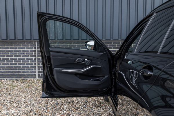 BMW 3 Serie Touring 330i High Executive Edition | M sport Individual | Panorama dak | Cruise Control | Apple carplay | 19 inch | airco separ