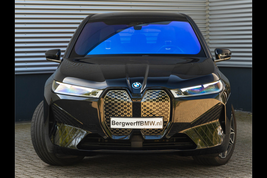 BMW iX xDrive50 - Luchtvering - Integral Active Steering - Driving Ass Prof - Pano