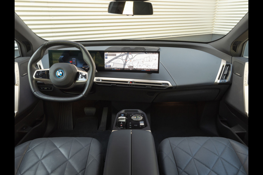 BMW iX xDrive50 - Luchtvering - Integral Active Steering - Driving Ass Prof - Pano