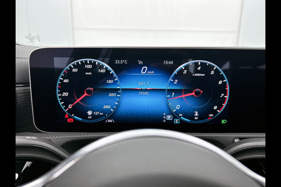 Mercedes-Benz CLA-Klasse Shooting Brake 200 Business Luxury | Lichtmetalen velgen | MBUX wide screen | Navigatie | Parkings support met camera achter | Inclusief 24 maanden Mercedes-Benz Certified garantie voor Europa.
