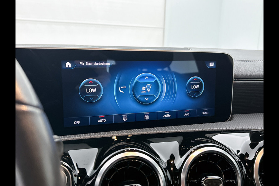 Mercedes-Benz CLA-Klasse Shooting Brake 200 Business Luxury | Lichtmetalen velgen | MBUX wide screen | Navigatie | Parkings support met camera achter | Inclusief 24 maanden Mercedes-Benz Certified garantie voor Europa.