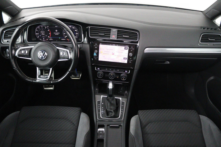 Volkswagen GOLF Variant 1.5 TSI Highline Business R (PANORAMADAK, TREKHAAK, CARPLAY, PARKEERSENSOREN, CARPLAY, AUTOMAAT)