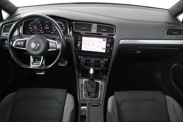 Volkswagen GOLF Variant 1.5 TSI Highline Business R (PANORAMADAK, TREKHAAK, CARPLAY, PARKEERSENSOREN, CARPLAY, AUTOMAAT)