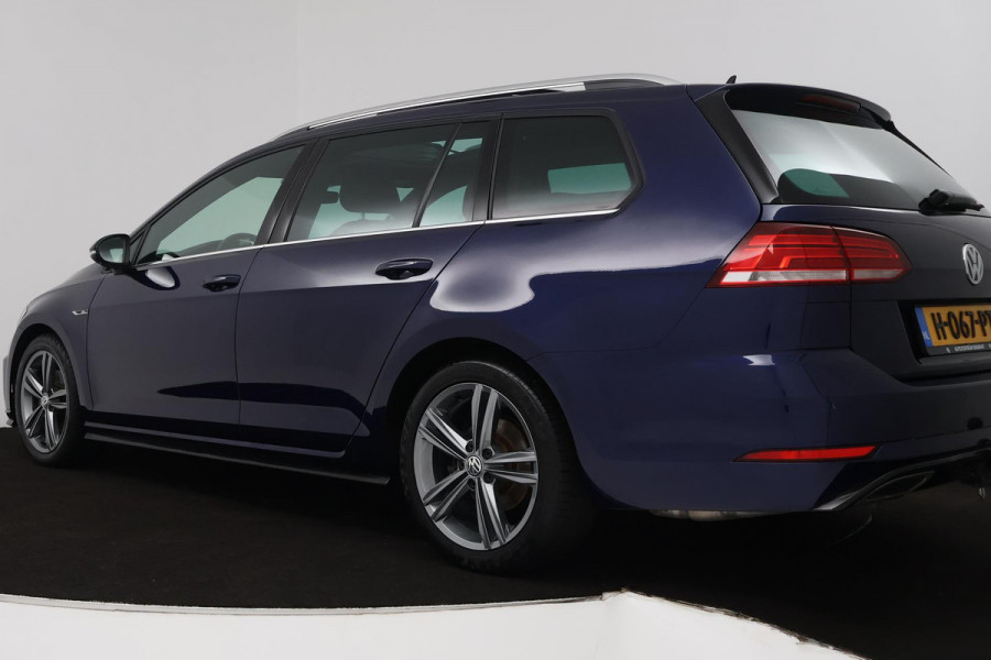 Volkswagen GOLF Variant 1.5 TSI Highline Business R (PANORAMADAK, TREKHAAK, CARPLAY, PARKEERSENSOREN, CARPLAY, AUTOMAAT)
