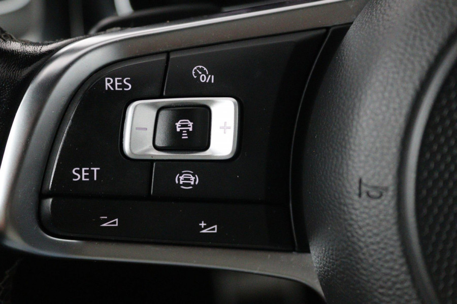 Volkswagen GOLF Variant 1.5 TSI Highline Business R (PANORAMADAK, TREKHAAK, CARPLAY, PARKEERSENSOREN, CARPLAY, AUTOMAAT)