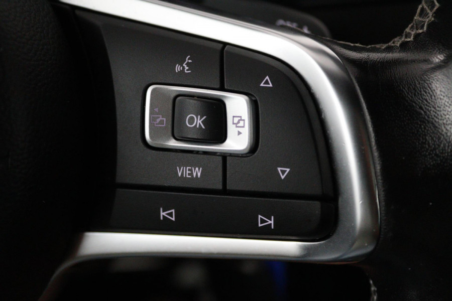 Volkswagen GOLF Variant 1.5 TSI Highline Business R (PANORAMADAK, TREKHAAK, CARPLAY, PARKEERSENSOREN, CARPLAY, AUTOMAAT)