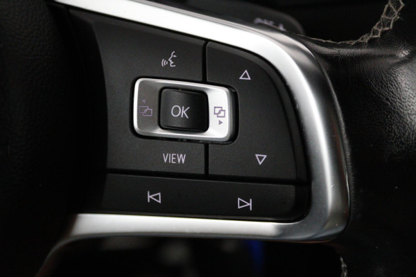Volkswagen GOLF Variant 1.5 TSI Highline Business R (PANORAMADAK, TREKHAAK, CARPLAY, PARKEERSENSOREN, CARPLAY, AUTOMAAT)