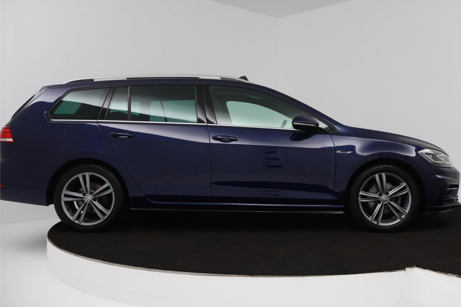Volkswagen GOLF Variant 1.5 TSI Highline Business R (PANORAMADAK, TREKHAAK, CARPLAY, PARKEERSENSOREN, CARPLAY, AUTOMAAT)