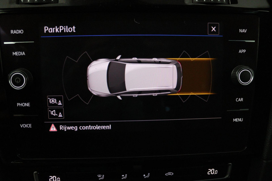 Volkswagen GOLF Variant 1.5 TSI Highline Business R (PANORAMADAK, TREKHAAK, CARPLAY, PARKEERSENSOREN, CARPLAY, AUTOMAAT)