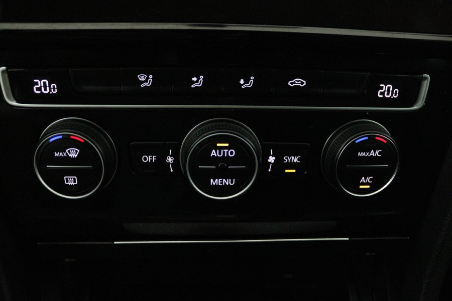Volkswagen GOLF Variant 1.5 TSI Highline Business R (PANORAMADAK, TREKHAAK, CARPLAY, PARKEERSENSOREN, CARPLAY, AUTOMAAT)