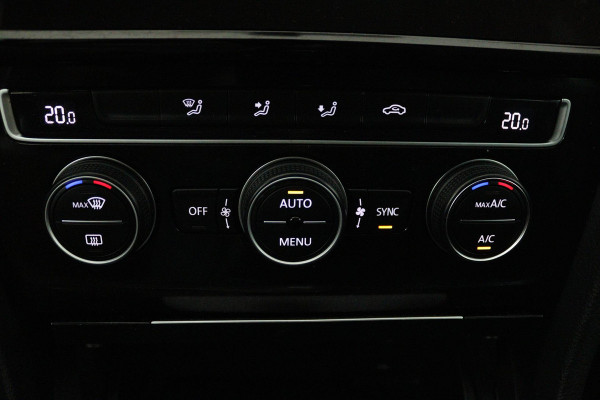 Volkswagen GOLF Variant 1.5 TSI Highline Business R (PANORAMADAK, TREKHAAK, CARPLAY, PARKEERSENSOREN, CARPLAY, AUTOMAAT)