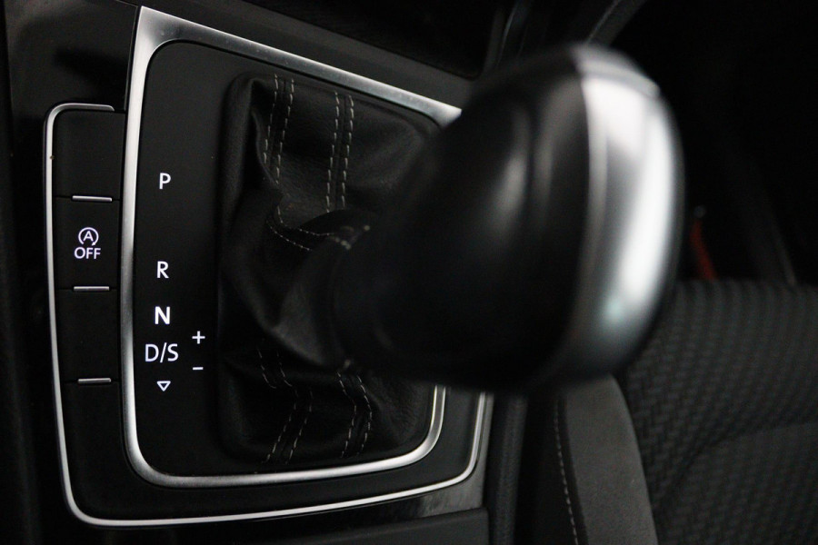 Volkswagen GOLF Variant 1.5 TSI Highline Business R (PANORAMADAK, TREKHAAK, CARPLAY, PARKEERSENSOREN, CARPLAY, AUTOMAAT)