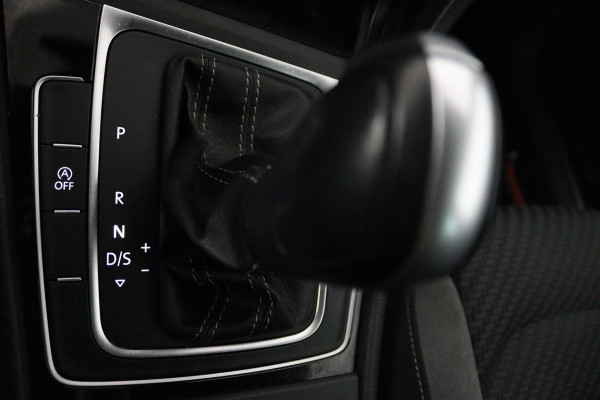 Volkswagen GOLF Variant 1.5 TSI Highline Business R (PANORAMADAK, TREKHAAK, CARPLAY, PARKEERSENSOREN, CARPLAY, AUTOMAAT)