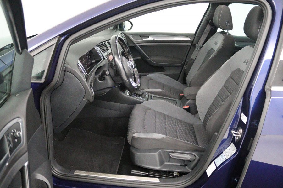 Volkswagen GOLF Variant 1.5 TSI Highline Business R (PANORAMADAK, TREKHAAK, CARPLAY, PARKEERSENSOREN, CARPLAY, AUTOMAAT)