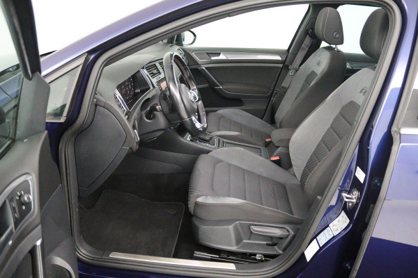 Volkswagen GOLF Variant 1.5 TSI Highline Business R (PANORAMADAK, TREKHAAK, CARPLAY, PARKEERSENSOREN, CARPLAY, AUTOMAAT)