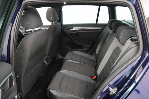 Volkswagen GOLF Variant 1.5 TSI Highline Business R (PANORAMADAK, TREKHAAK, CARPLAY, PARKEERSENSOREN, CARPLAY, AUTOMAAT)