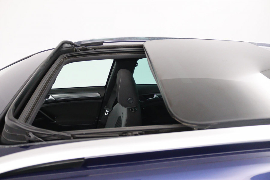 Volkswagen GOLF Variant 1.5 TSI Highline Business R (PANORAMADAK, TREKHAAK, CARPLAY, PARKEERSENSOREN, CARPLAY, AUTOMAAT)