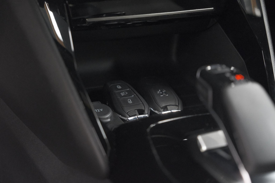 Peugeot e-2008 EV GT Pack 50 kWh | Panoramadak | Camera | Adaptieve Cruise Control | Dodehoekdetectie