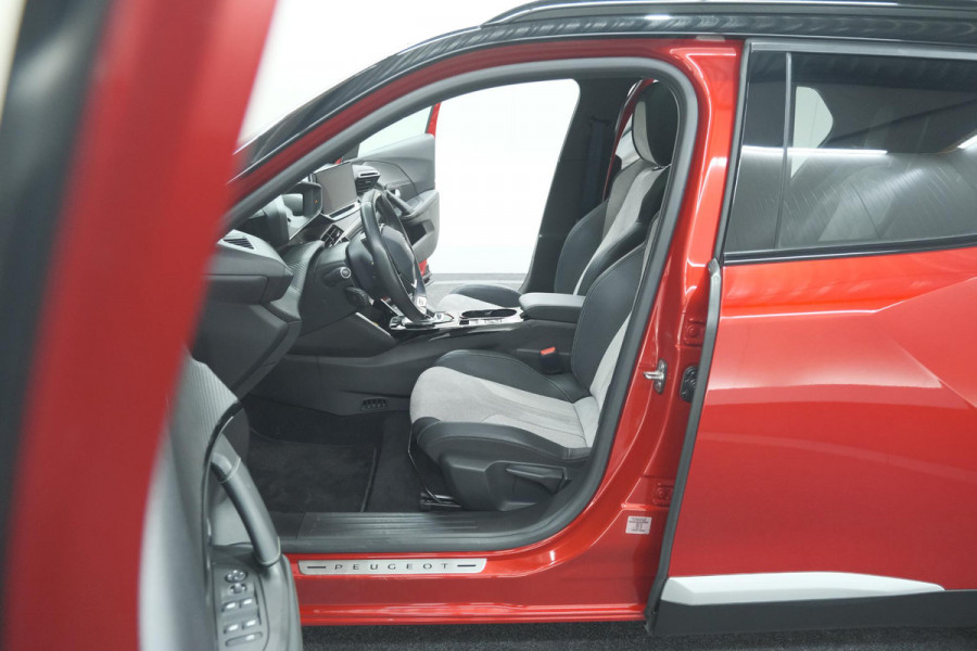 Peugeot e-2008 EV GT Pack 50 kWh | Panoramadak | Camera | Adaptieve Cruise Control | Dodehoekdetectie