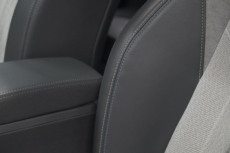 Peugeot e-2008 EV GT Pack 50 kWh | Panoramadak | Camera | Adaptieve Cruise Control | Dodehoekdetectie