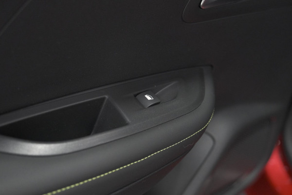 Peugeot e-2008 EV GT Pack 50 kWh | Panoramadak | Camera | Adaptieve Cruise Control | Dodehoekdetectie