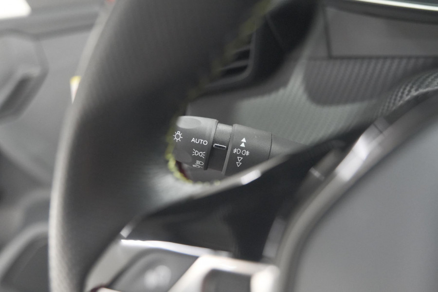 Peugeot e-2008 EV GT Pack 50 kWh | Panoramadak | Camera | Adaptieve Cruise Control | Dodehoekdetectie