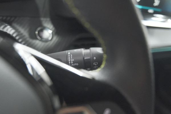 Peugeot e-2008 EV GT Pack 50 kWh | Panoramadak | Camera | Adaptieve Cruise Control | Dodehoekdetectie