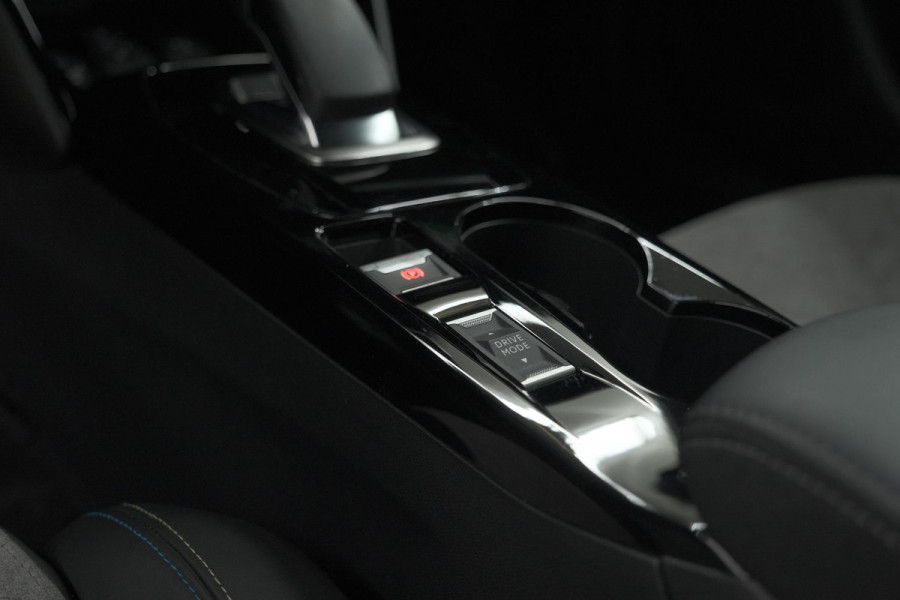 Peugeot e-2008 EV GT Pack 50 kWh | Panoramadak | Camera | Adaptieve Cruise Control | Dodehoekdetectie