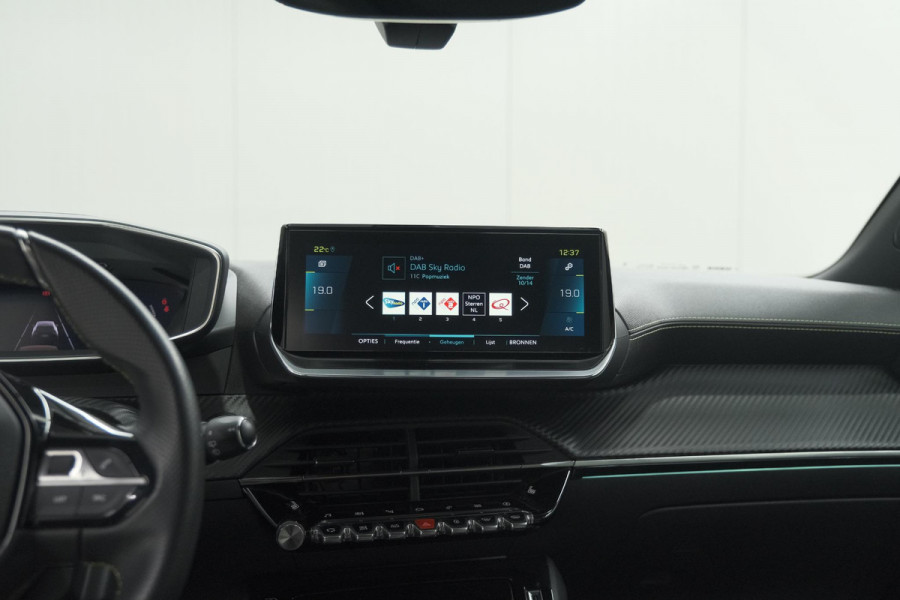 Peugeot e-2008 EV GT Pack 50 kWh | Panoramadak | Camera | Adaptieve Cruise Control | Dodehoekdetectie