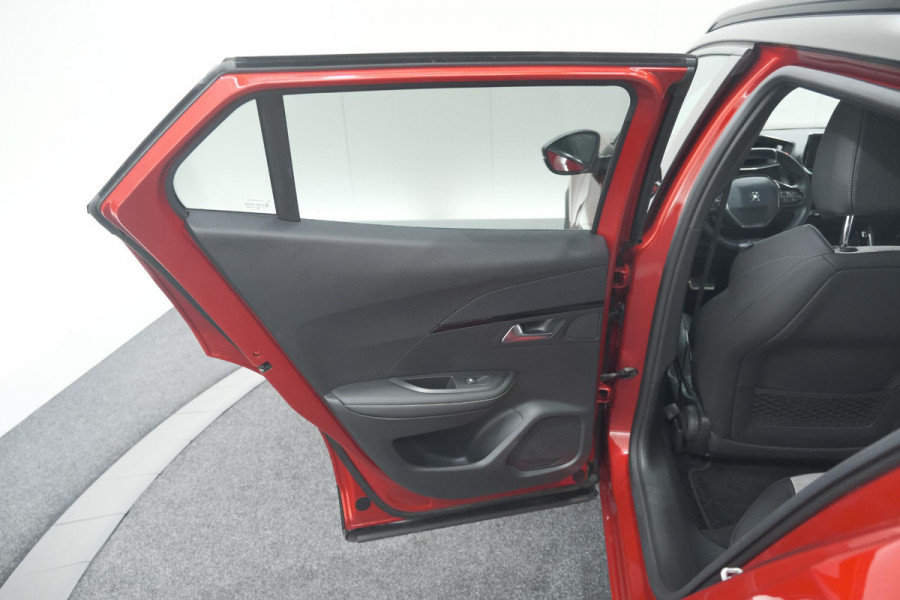Peugeot e-2008 EV GT Pack 50 kWh | Panoramadak | Camera | Adaptieve Cruise Control | Dodehoekdetectie