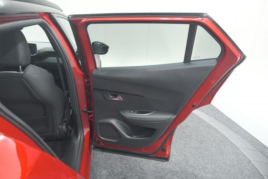 Peugeot e-2008 EV GT Pack 50 kWh | Panoramadak | Camera | Adaptieve Cruise Control | Dodehoekdetectie