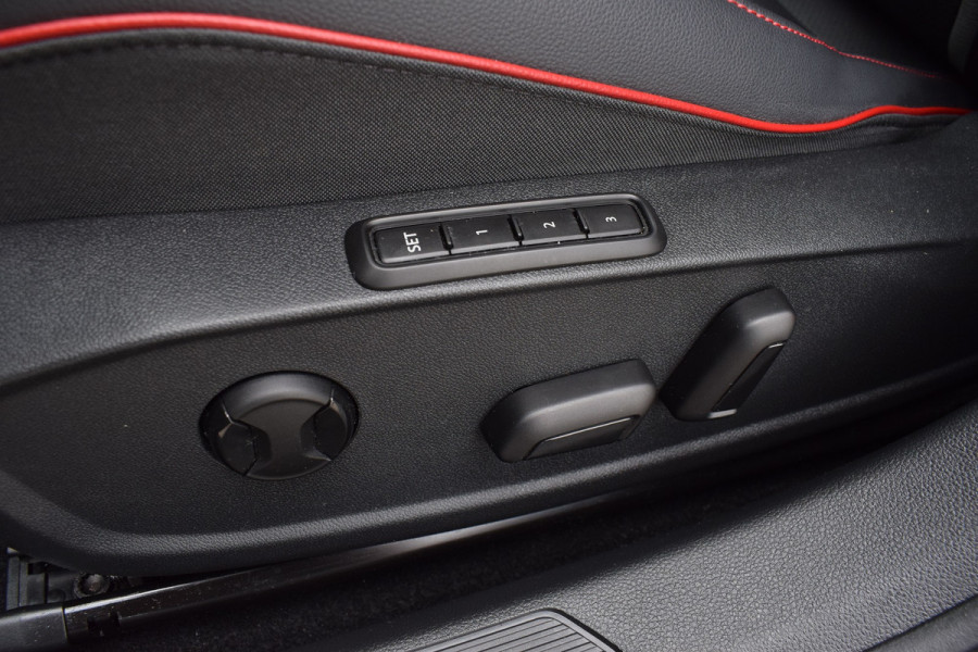 Volkswagen Golf GTI 2.0 TSI 245pk DSG | Leer | Pano | HUD | H&K | IQ-light