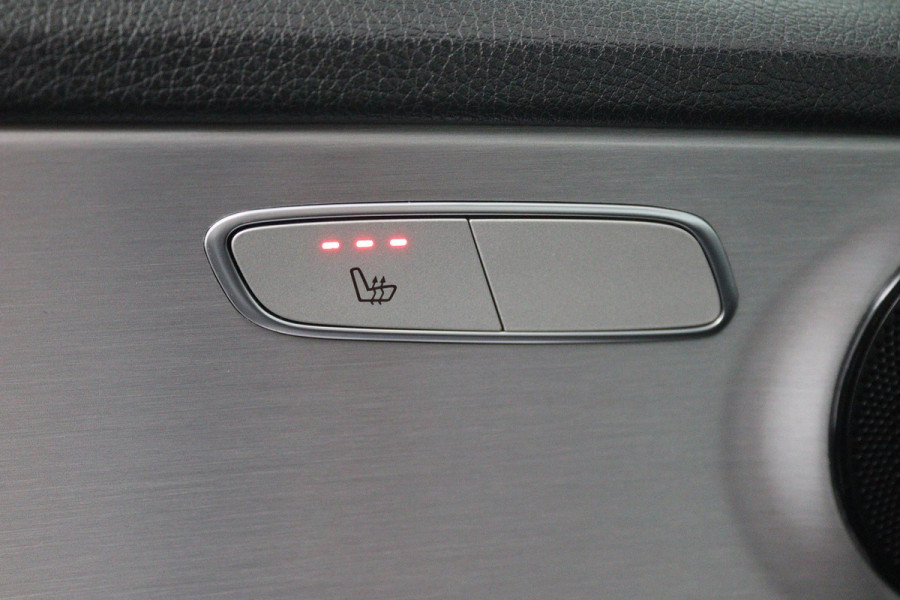 Mercedes-Benz C-Klasse 200 Business Solution AMG (PANORAMADAK, SFEERVERLICHTING, NAVIGATIE, CAMERA, STOELVERWARMING)