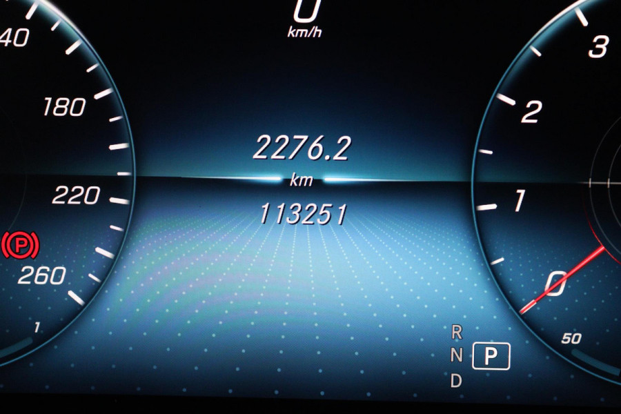 Mercedes-Benz C-Klasse 200 Business Solution AMG (PANORAMADAK, SFEERVERLICHTING, NAVIGATIE, CAMERA, STOELVERWARMING)