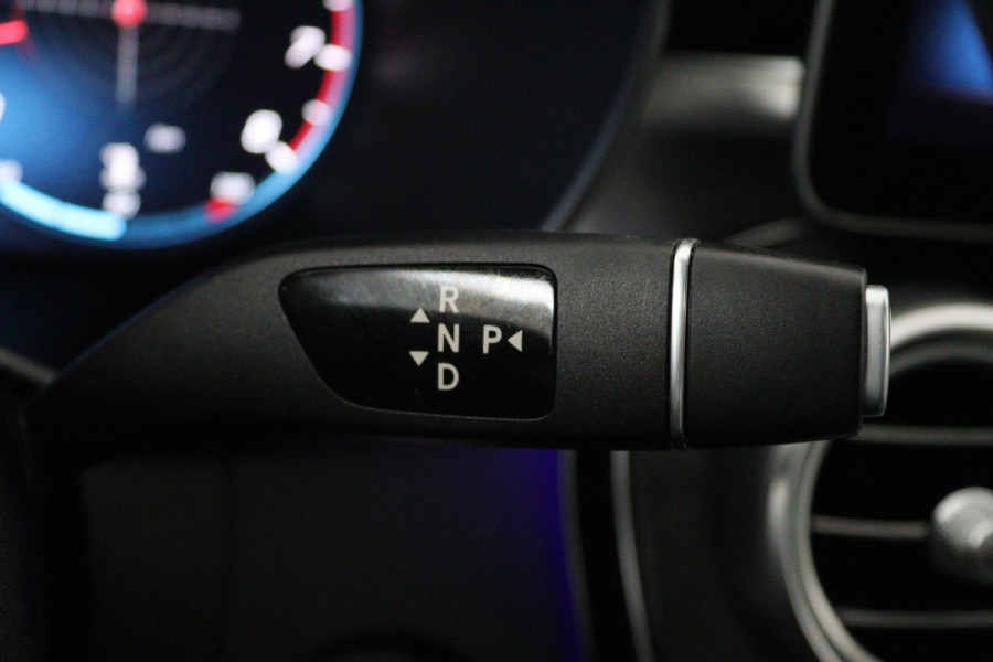 Mercedes-Benz C-Klasse 200 Business Solution AMG (PANORAMADAK, SFEERVERLICHTING, NAVIGATIE, CAMERA, STOELVERWARMING)