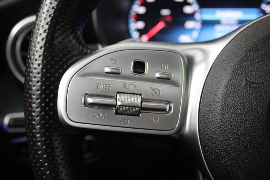 Mercedes-Benz C-Klasse 200 Business Solution AMG (PANORAMADAK, SFEERVERLICHTING, NAVIGATIE, CAMERA, STOELVERWARMING)