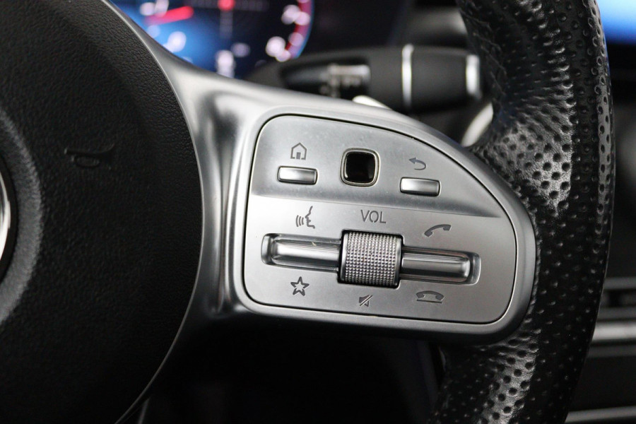 Mercedes-Benz C-Klasse 200 Business Solution AMG (PANORAMADAK, SFEERVERLICHTING, NAVIGATIE, CAMERA, STOELVERWARMING)