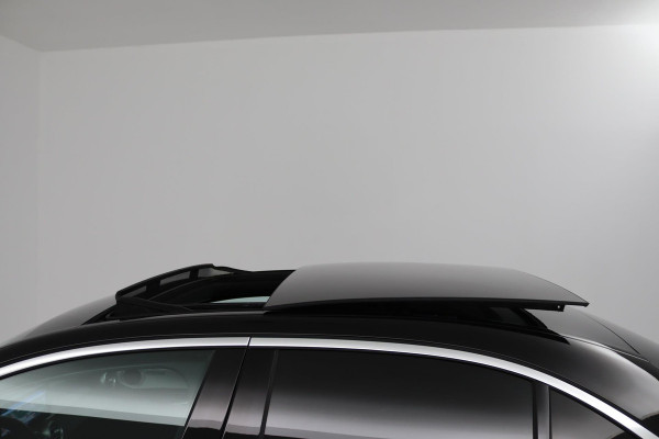 Mercedes-Benz C-Klasse 200 Business Solution AMG (PANORAMADAK, SFEERVERLICHTING, NAVIGATIE, CAMERA, STOELVERWARMING)