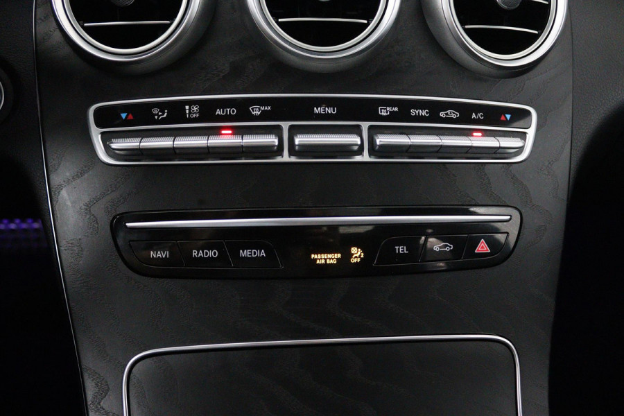Mercedes-Benz C-Klasse 200 Business Solution AMG (PANORAMADAK, SFEERVERLICHTING, NAVIGATIE, CAMERA, STOELVERWARMING)